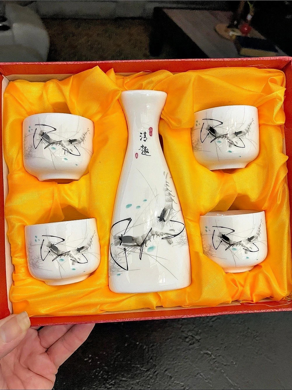 Japan White Abstract Saki Decanter & 4-Cup Set